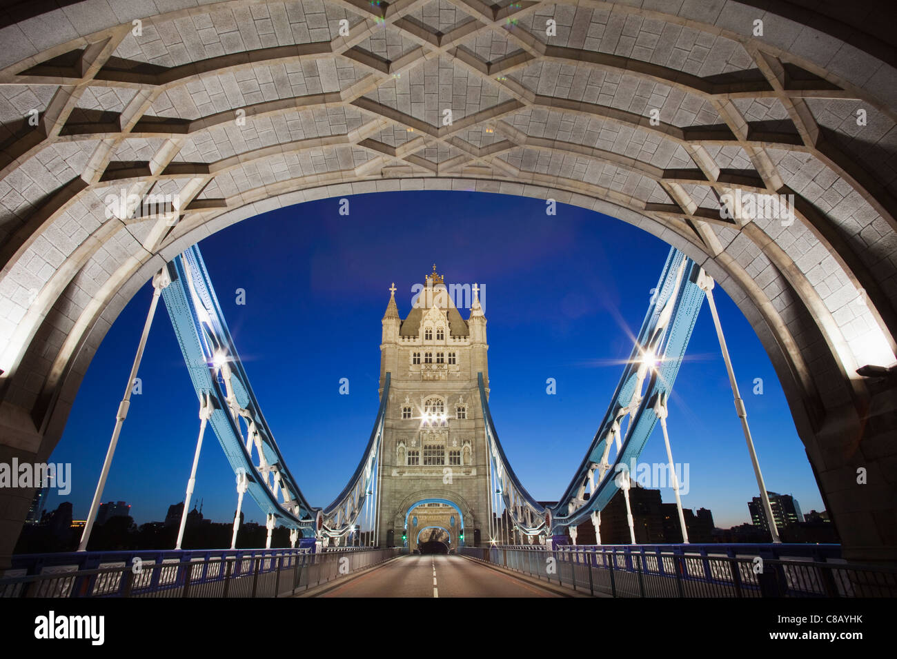 Inghilterra, Londra, il Tower Bridge illuminato di notte dalla torre Foto Stock