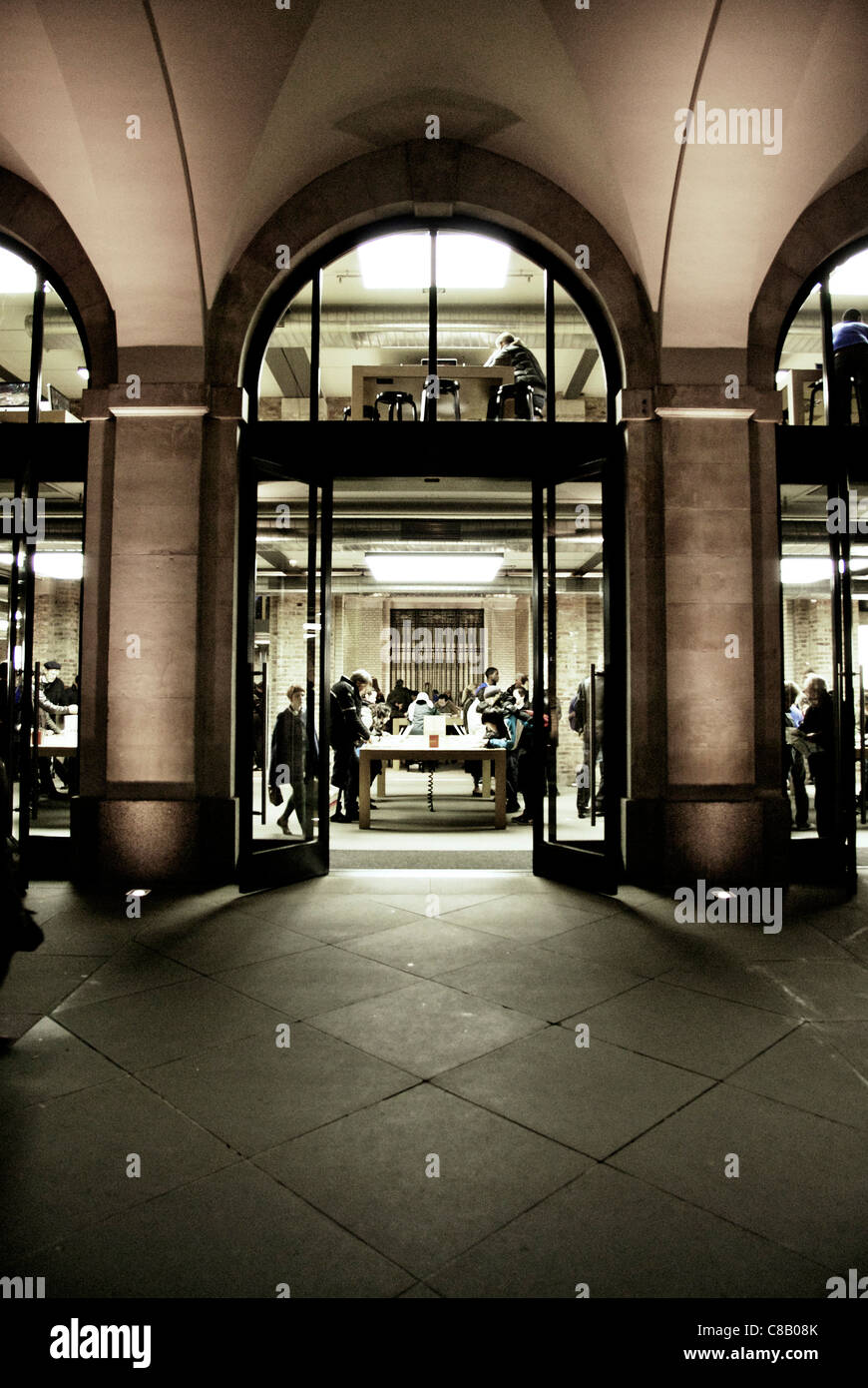 Il Covent Garden Apple Store al ritratto notturno Foto Stock