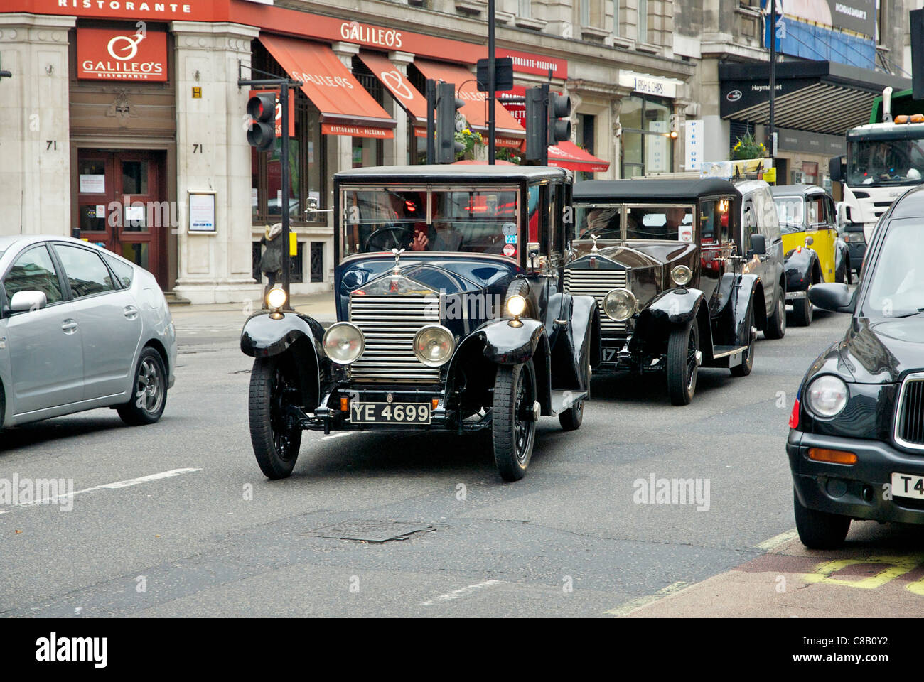 Vecchia Rolls Royce Cars driving nell' Haymarket, Londra Foto Stock