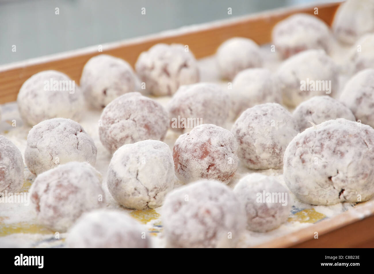 Polpettine di carne con la farina su un vassoio pronti per essere cucinati Foto Stock