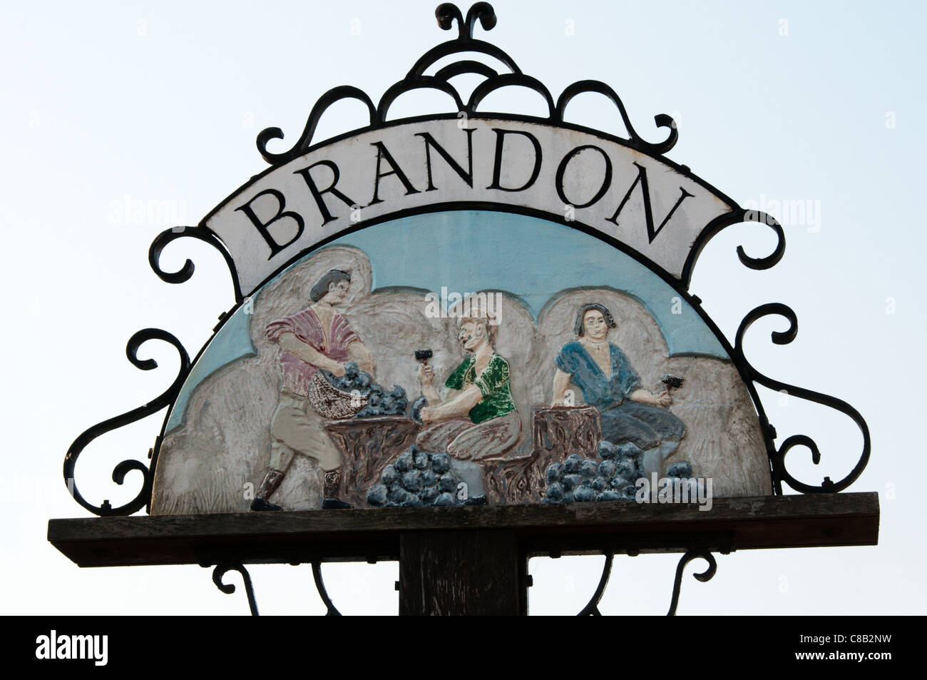 La città segno per Brandon mostra la selce knappers al lavoro - una volta una industria locale. Foto Stock