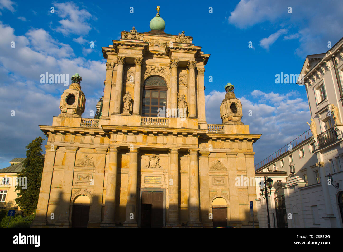 Kościół Karmelitów la chiesa carmelitana (1783) costruita in stile neoclassico lungo Krakowskie Przedmieście street central Warsaw Foto Stock