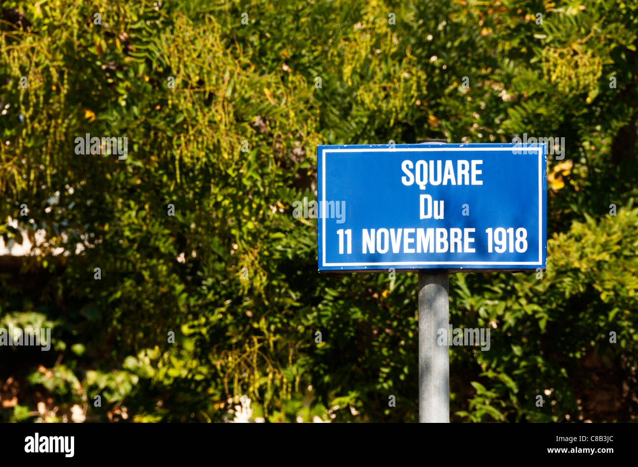 Un tradizionale blu francese street nome sign commemora la data della firma dell'armistizio alla fine della Prima Guerra Mondiale. Foto Stock