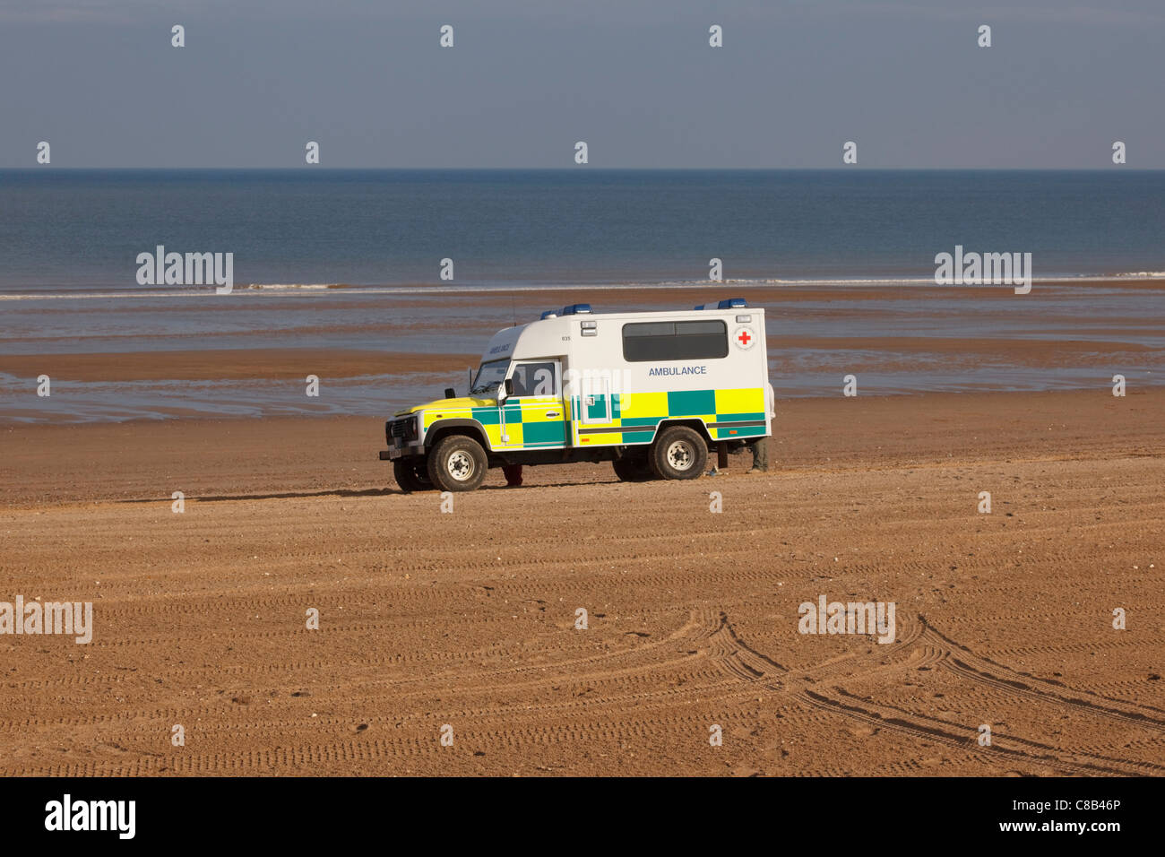 Ambulanza in stand-by presso la spiaggia di Mablethorpe gare, 2011 Foto Stock