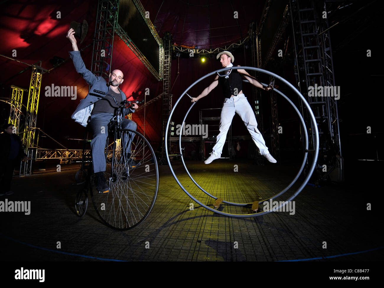 Gli artisti interpreti o esecutori Marco Fiera a sinistra con Simone Riccio su una ruota di tedesco a fare pratica con la Nofitstate Circus in tour in South Wales UK Foto Stock