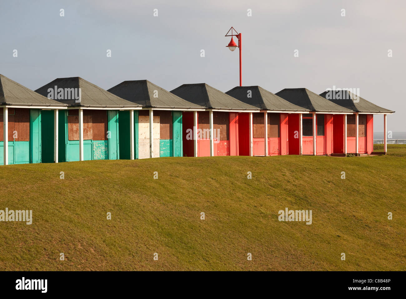 Consiglio colorate cabine alla spiaggia Mablethorpe, Lincolnshire. Foto Stock