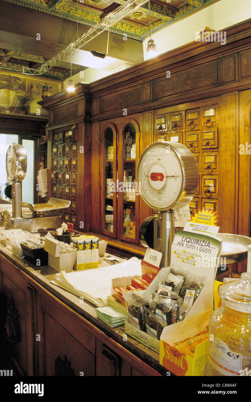 Antica Erboristeria romana Via di Torre Argentina. Xviii C farmacia vendono  prodotti naturali, Roma, Italia Foto stock - Alamy