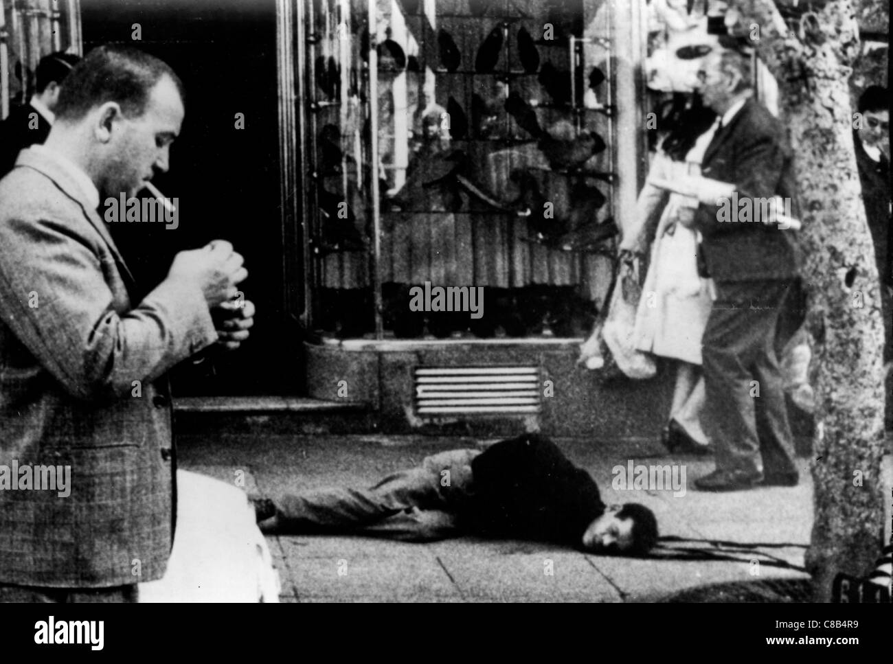 Uomo musulmano ucciso per le strade di Algeri, Algeria,1962 Foto Stock