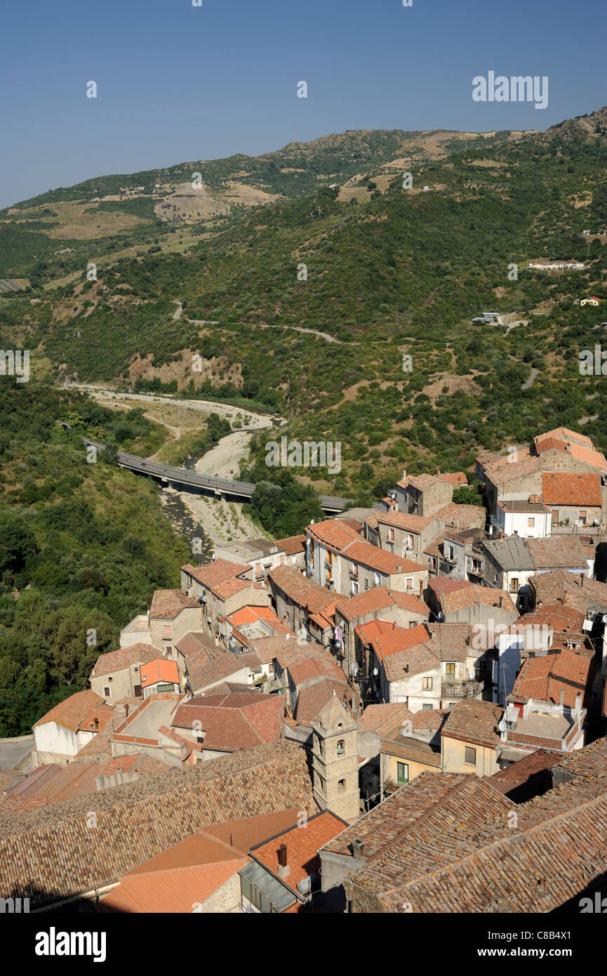 Italia, Basilicata, Valsinni, villaggio e valle del fiume Sinni Foto Stock