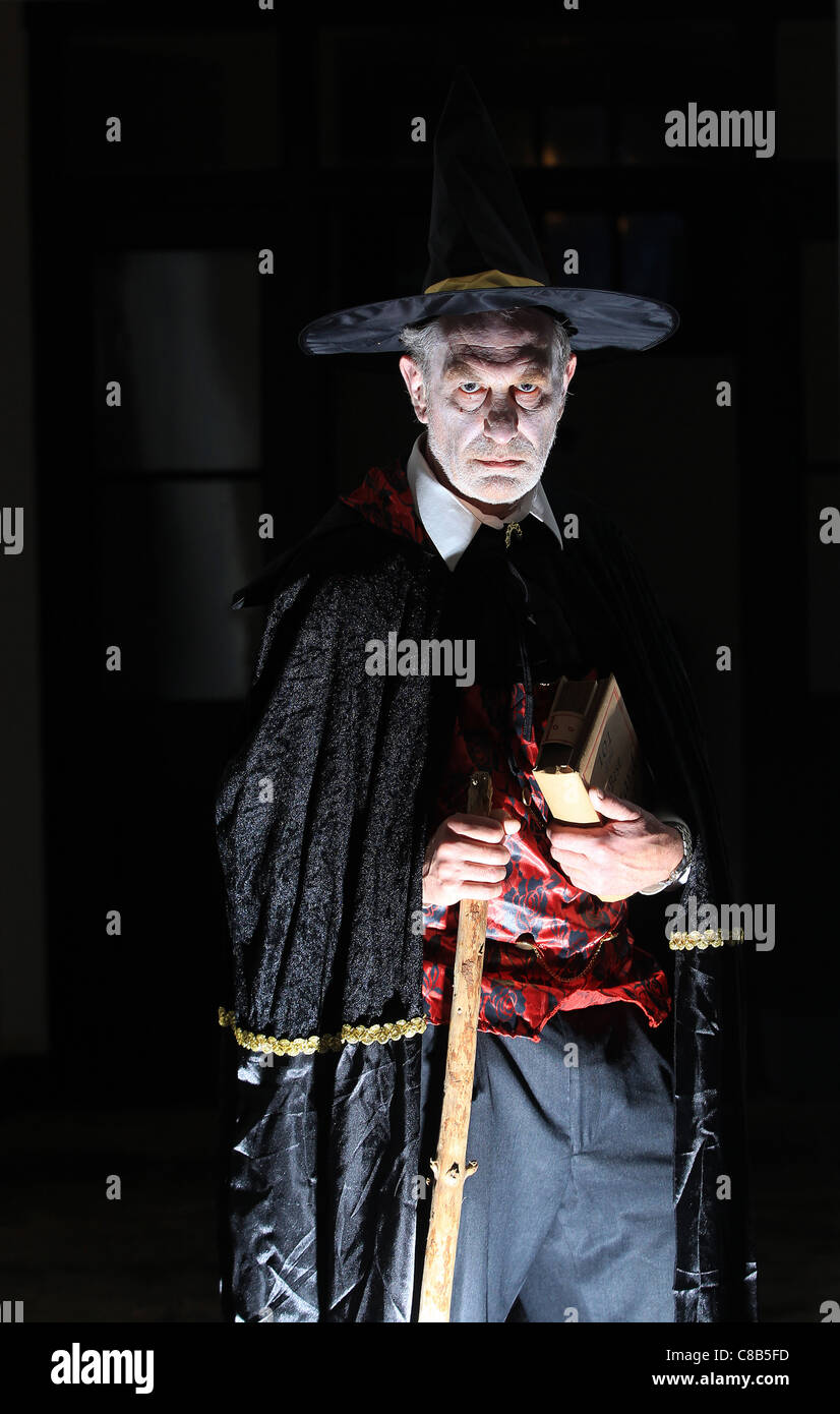 Uomo vestito come una strega durante una zucca di Halloween festival Foto Stock