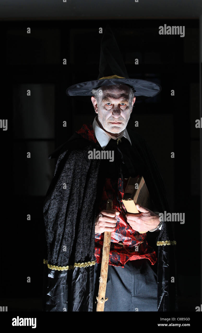 Uomo vestito come una strega durante una zucca di Halloween festival Foto Stock
