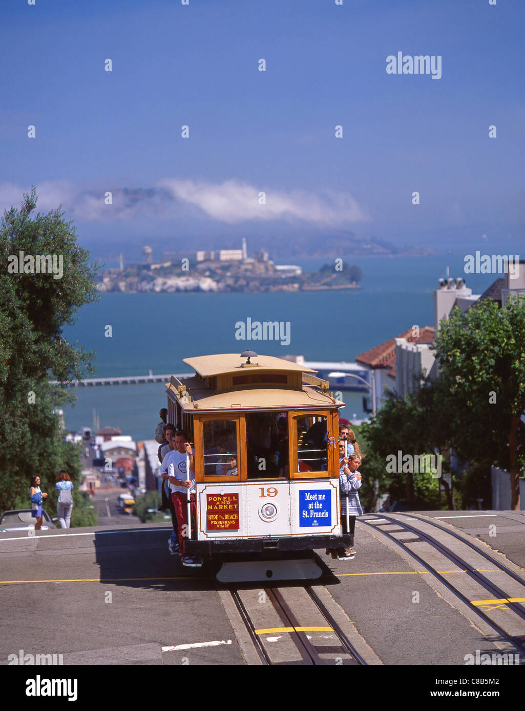 Macchina di cavo su Hyde Street con Isola di Alcatraz in background, San Francisco, California, Stati Uniti d'America Foto Stock