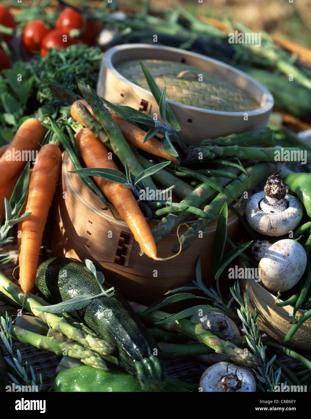 Selezione di verdure fresche all'aperto Foto Stock