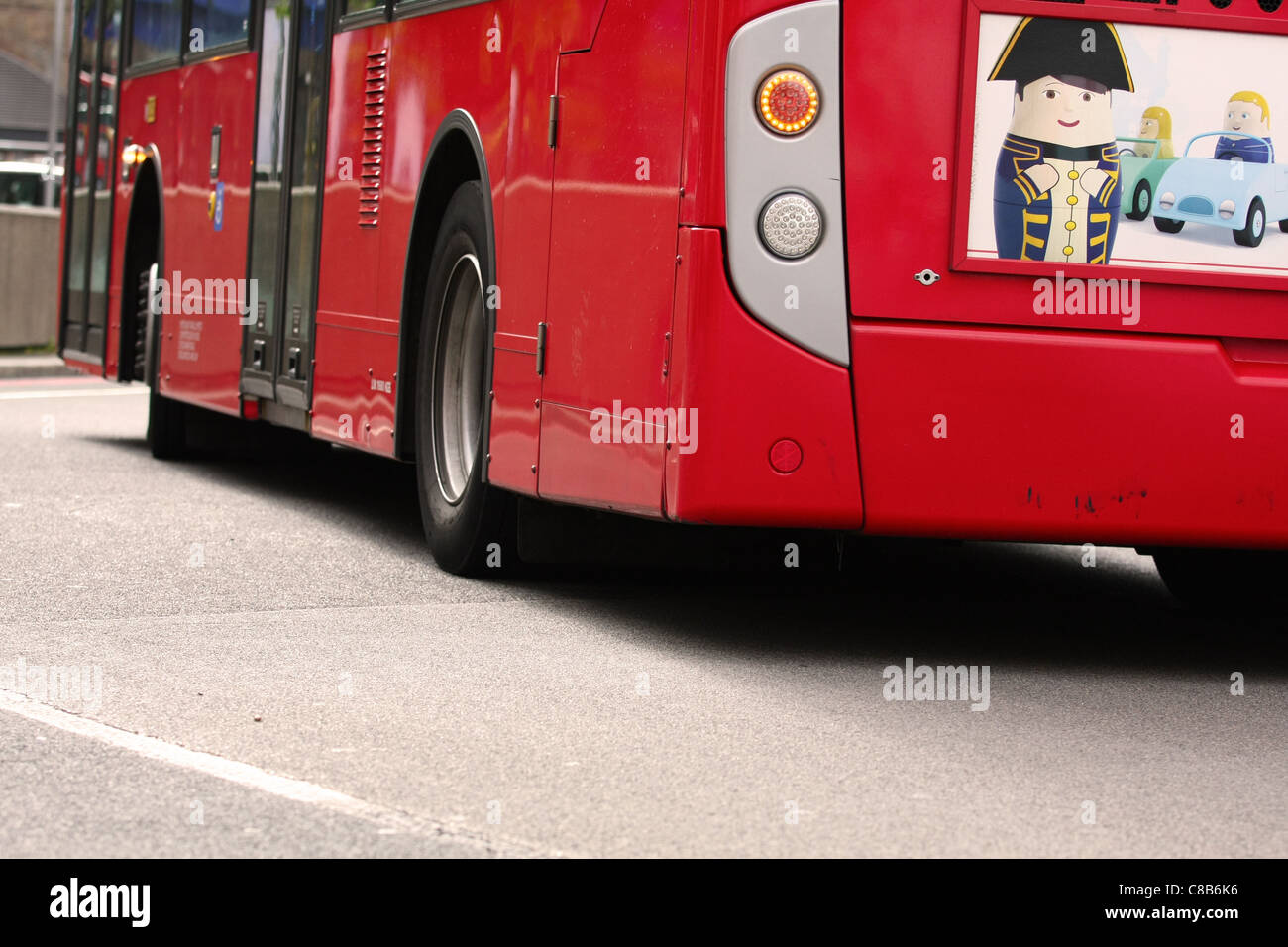 Parte di un double decker rosso London bus come si percorre una strada Foto Stock
