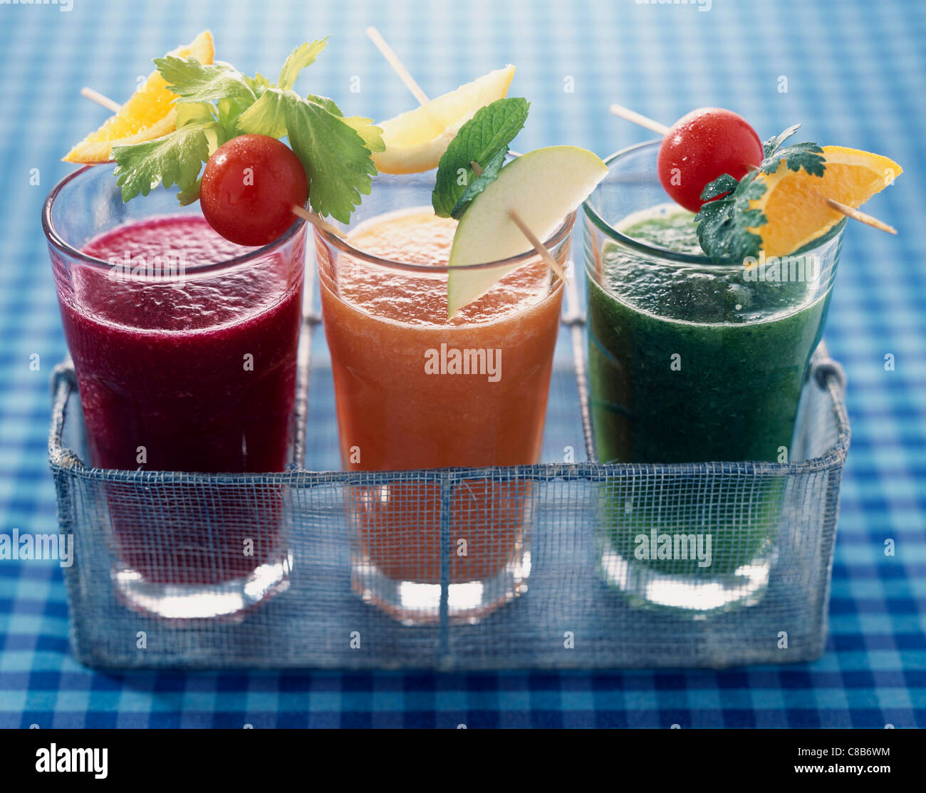 Bicchieri di frutta e frullati vegatable Foto Stock