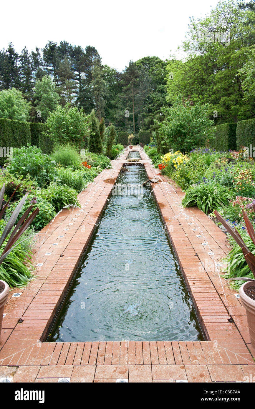 Canal tipo acqua caratteristica nell'Alhambra Giardini a Roundhay Park Leeds. Foto Stock