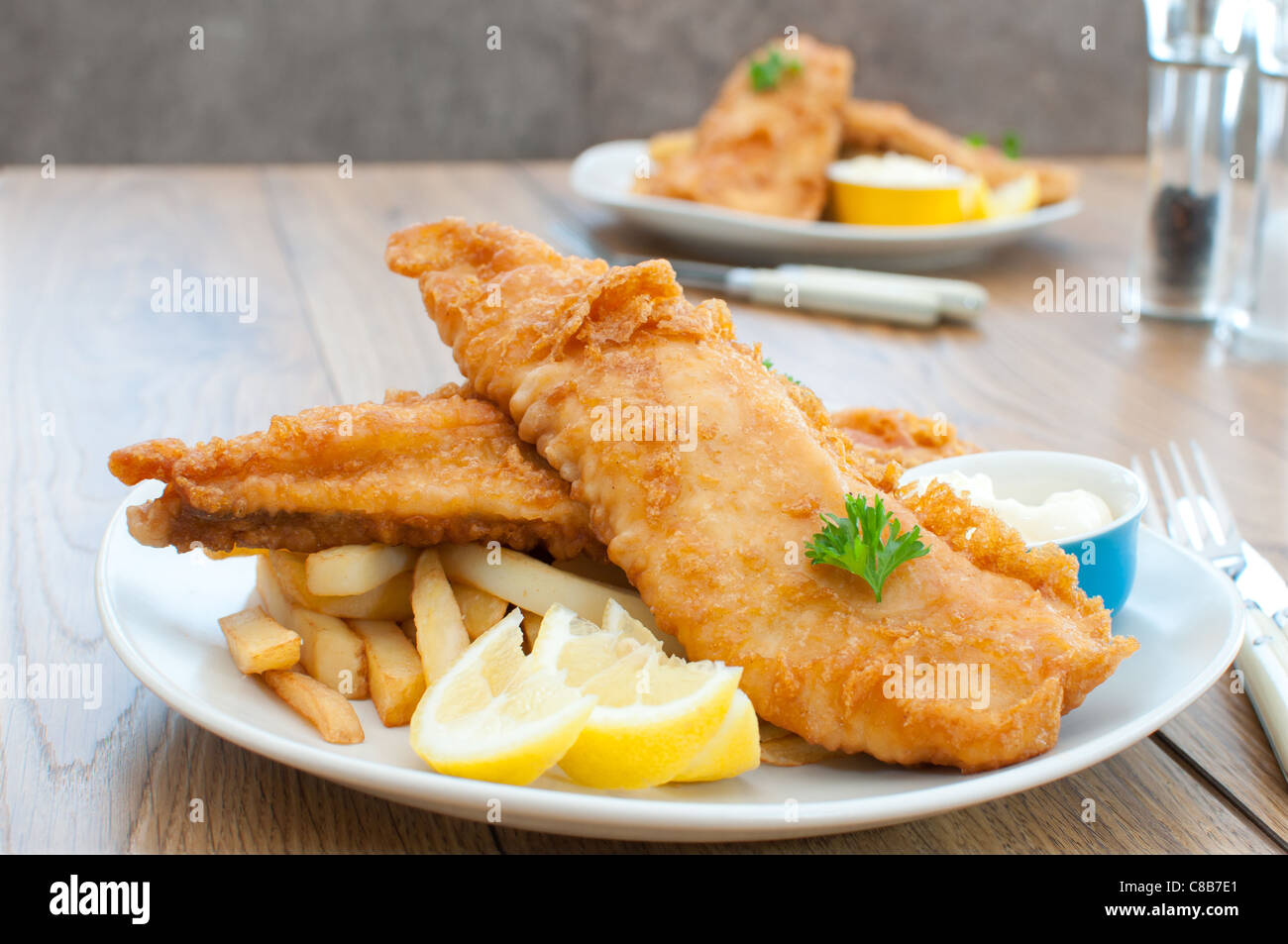 Tradizionale piatto di pesce e patatine fritte Foto Stock