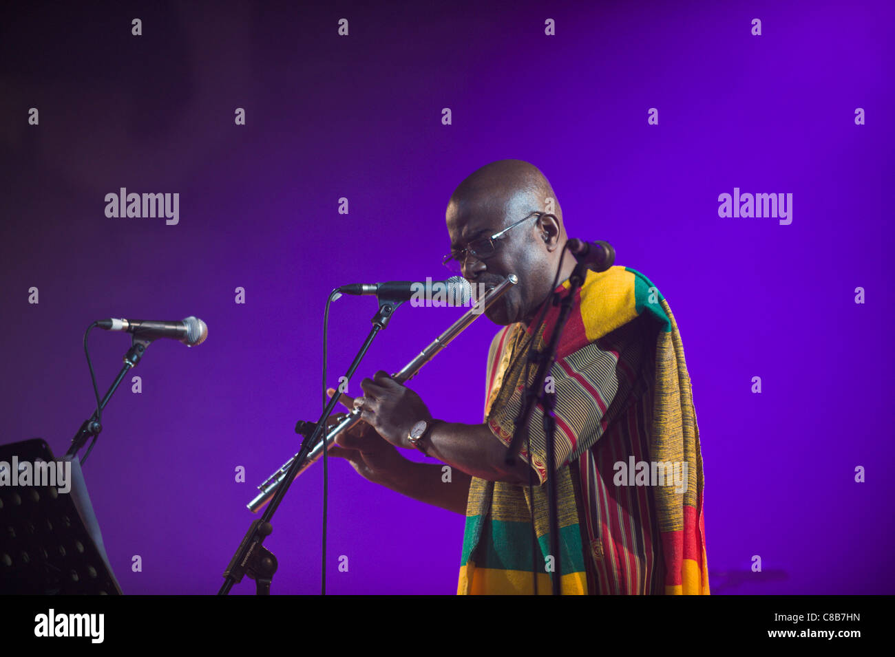 Keith Waithe suonare il flauto di eseguire sul palco con la sua band a Brecon Jazz Festival 2011 Foto Stock