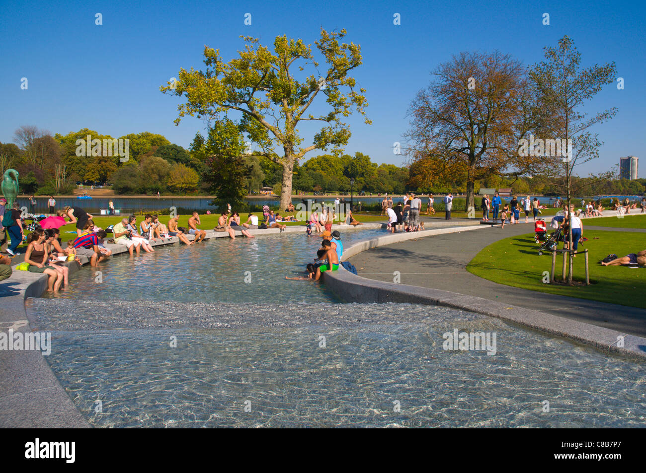 La principessa Diana Memorial Fontana in Hyde Park Central Londra Inghilterra Regno Unito Europa Foto Stock