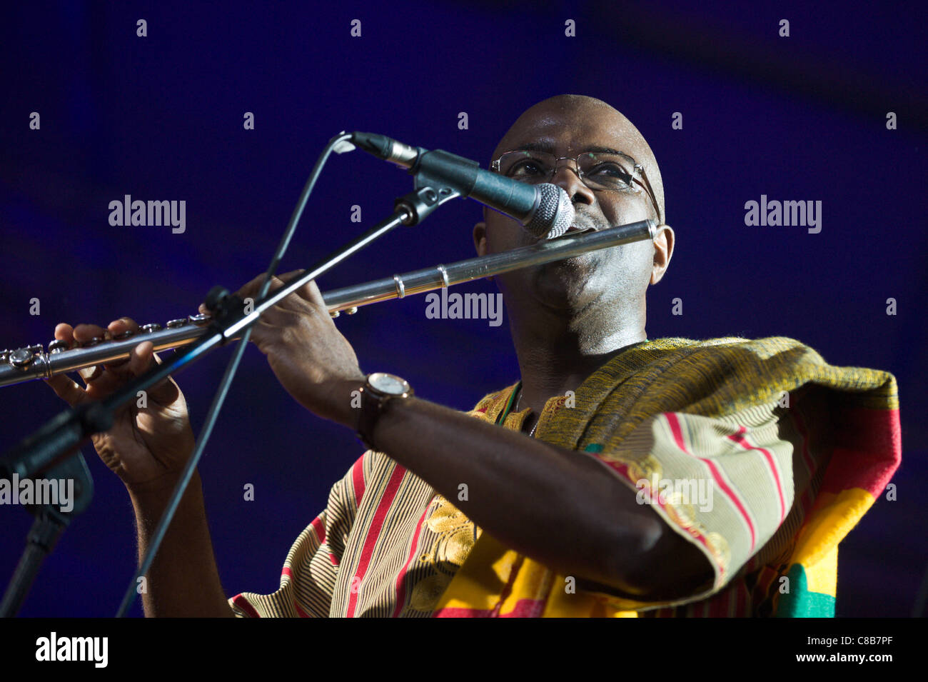 Keith Waithe suonare il flauto di eseguire sul palco con la sua band a Brecon Jazz Festival 2011 Foto Stock