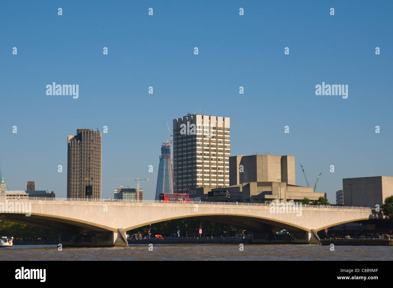 Waterloo Bridge con South Bank Embankment e il nuovo frammento di vetro edificio centrale di Londra Inghilterra Regno Unito Europa Foto Stock