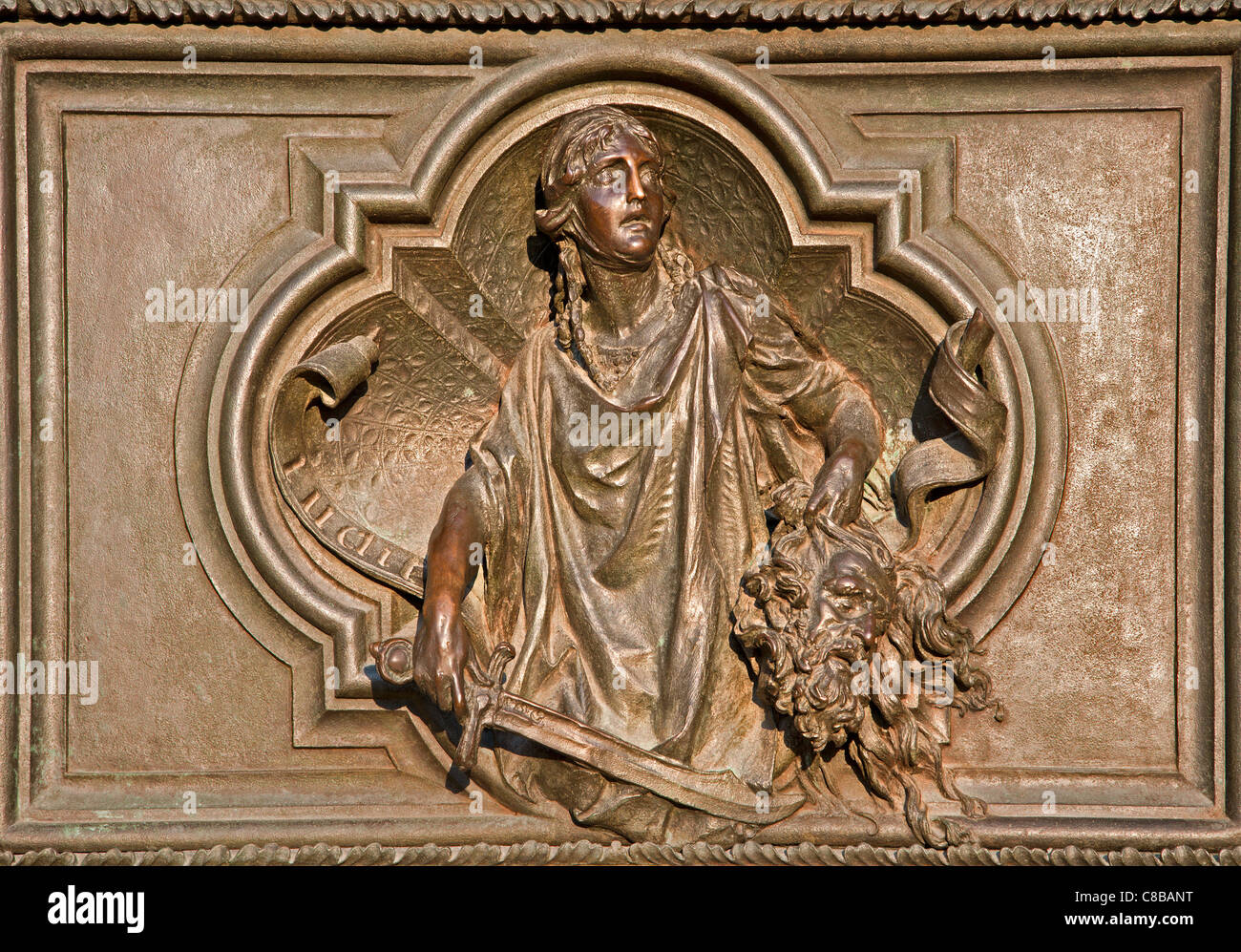 Milano - dettaglio dal principale porta di bronzo - Giuditta con la testa di Oloferne, Ludovico Pogliaghi, 1906 Foto Stock