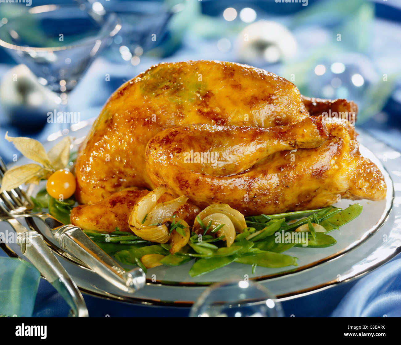 Cappone arrosto guarnita con tartufi e servita con zucchero piccante piselli Foto Stock