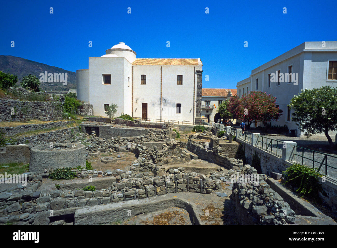 Antiche rovine e la chiesa di Santa Caterina (16esimo/17C) nella cittadella (castello) Lipari Sicilia Italia Foto Stock