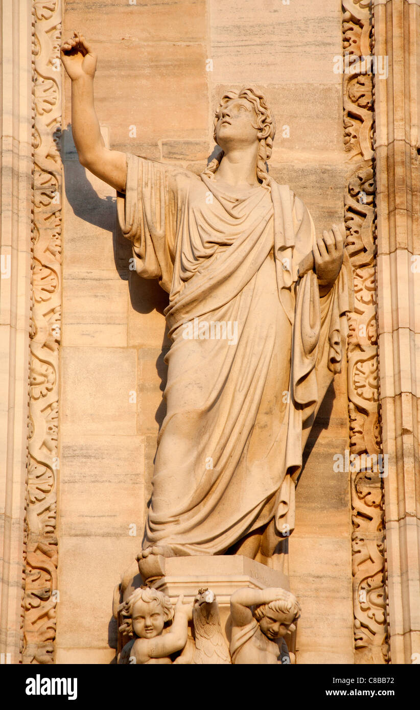 Milano - la statua dell'apostolo Giovanni dalla facciata ovest del Duomo di Pacetti Camillo (1758 - 1822). Foto Stock