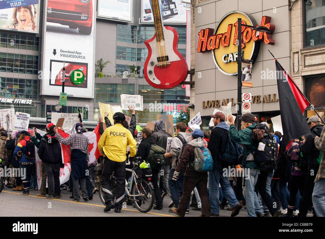 I dimostranti marshing su Yonge Street a supporto della "Occupare Toronto' movimento . Ottobre 16, 2011 , Toronto, Canada. Foto Stock