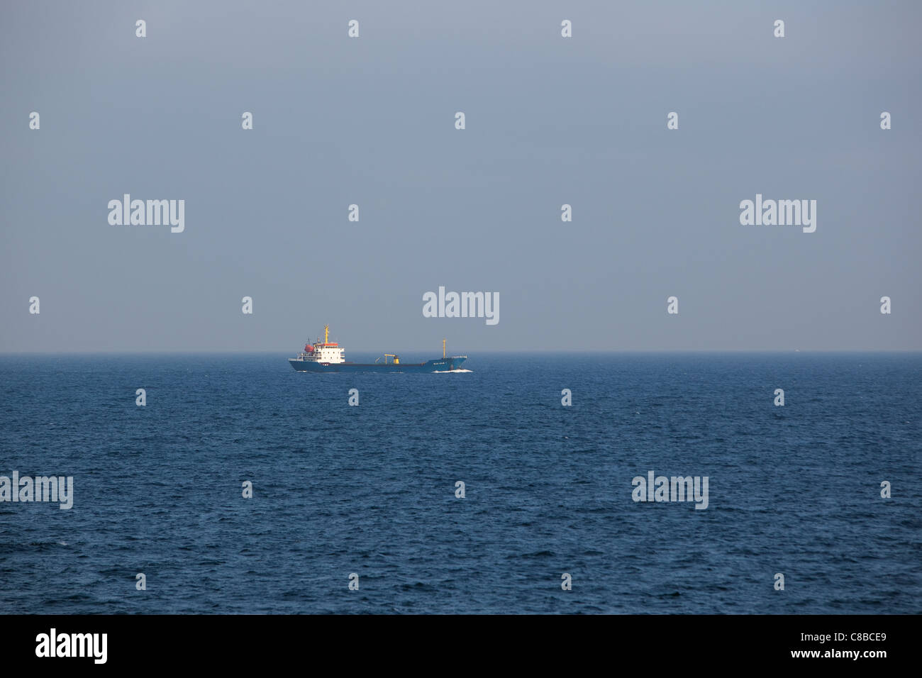 Nave da carico passando attraverso lo Stretto di Gibilterra Foto Stock