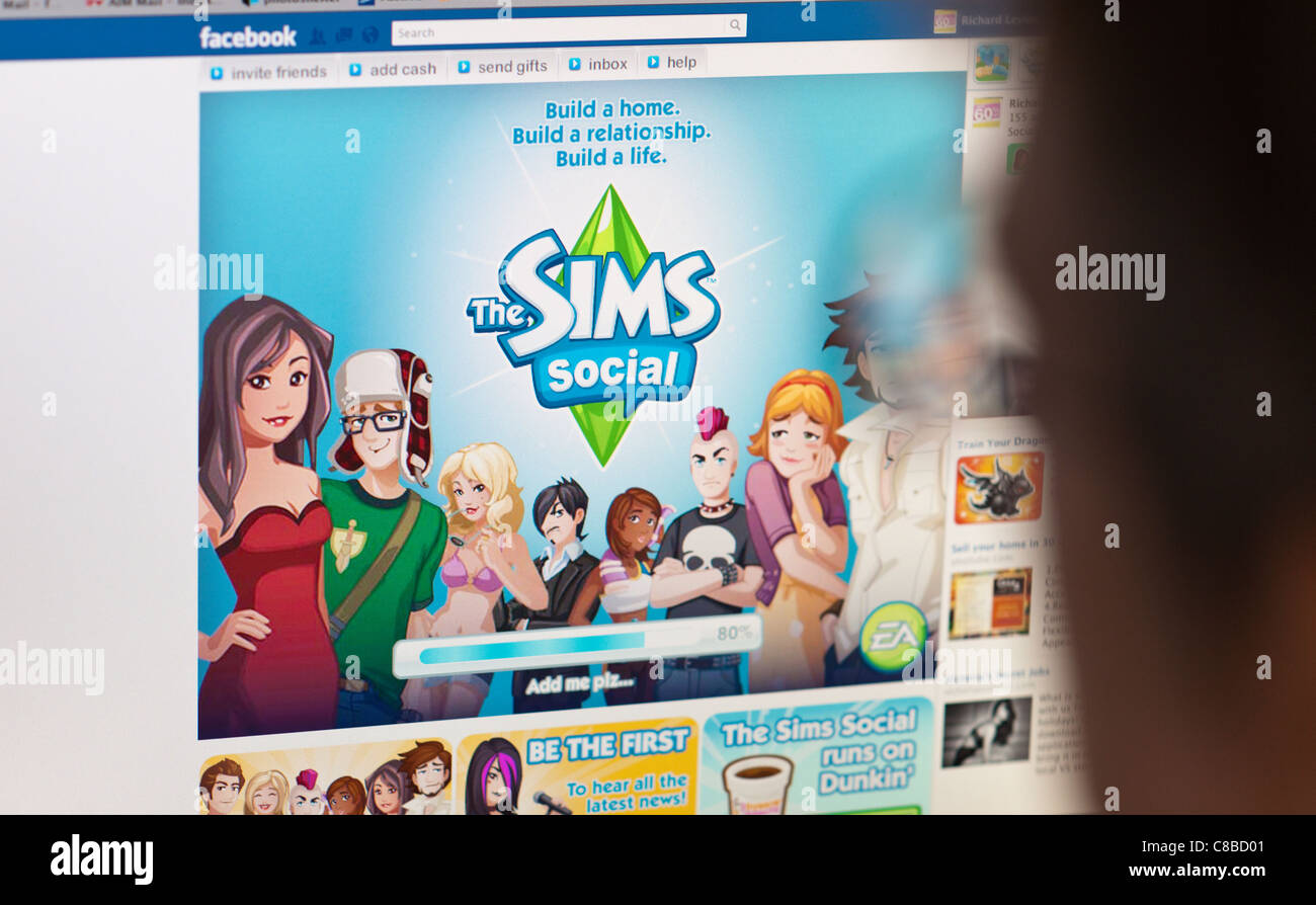Una donna svolge il popolare The Sims Social game su Facebook sito di social networking Foto Stock