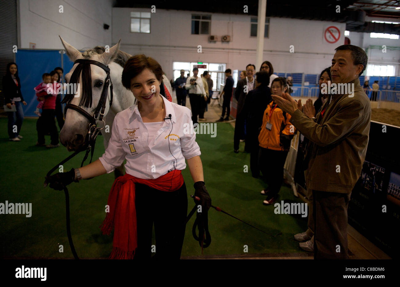Pubblico cinese guarda Equestre Spagnola le prestazioni durante la Cina Horse Fair 2011 a Pechino, in Cina. 14-ott-2011 Foto Stock