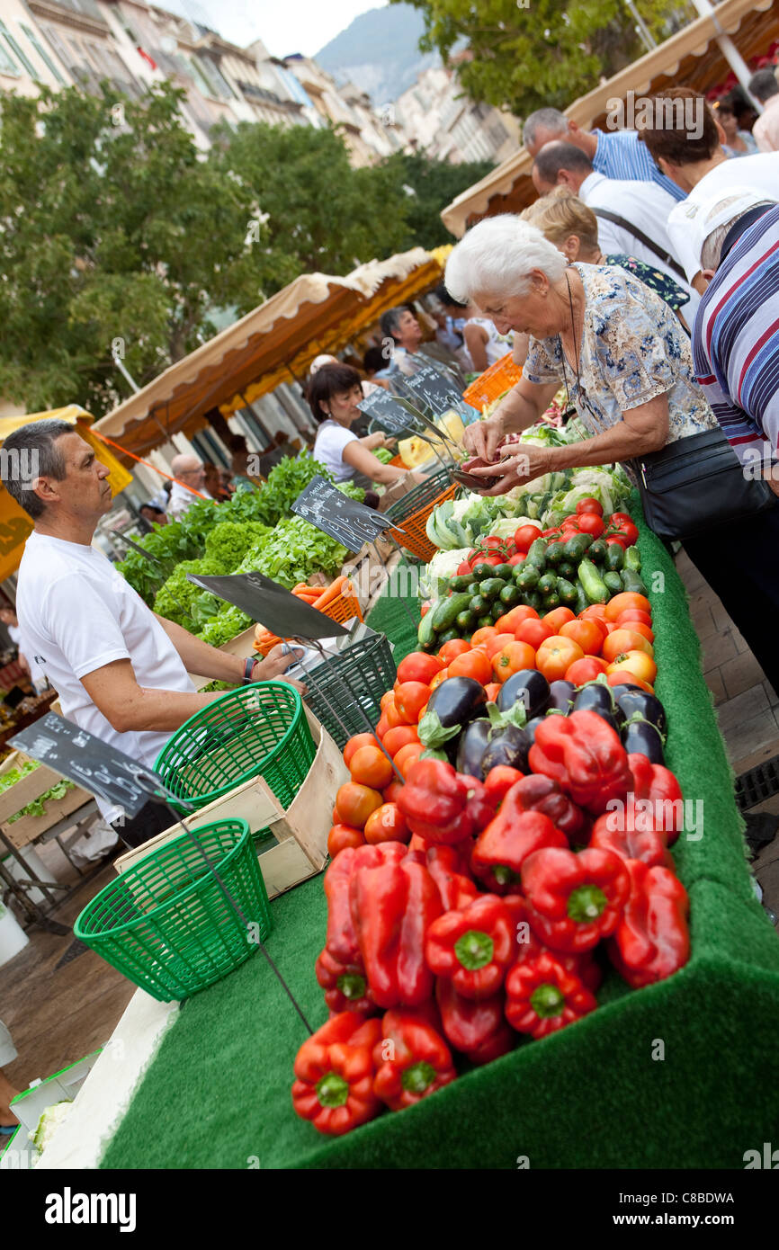 Senior Citizen, shopping per valore, acquistare verdure e denaro lo scambio di mani, all'esterno posto sul mercato Tolone Francia Foto Stock