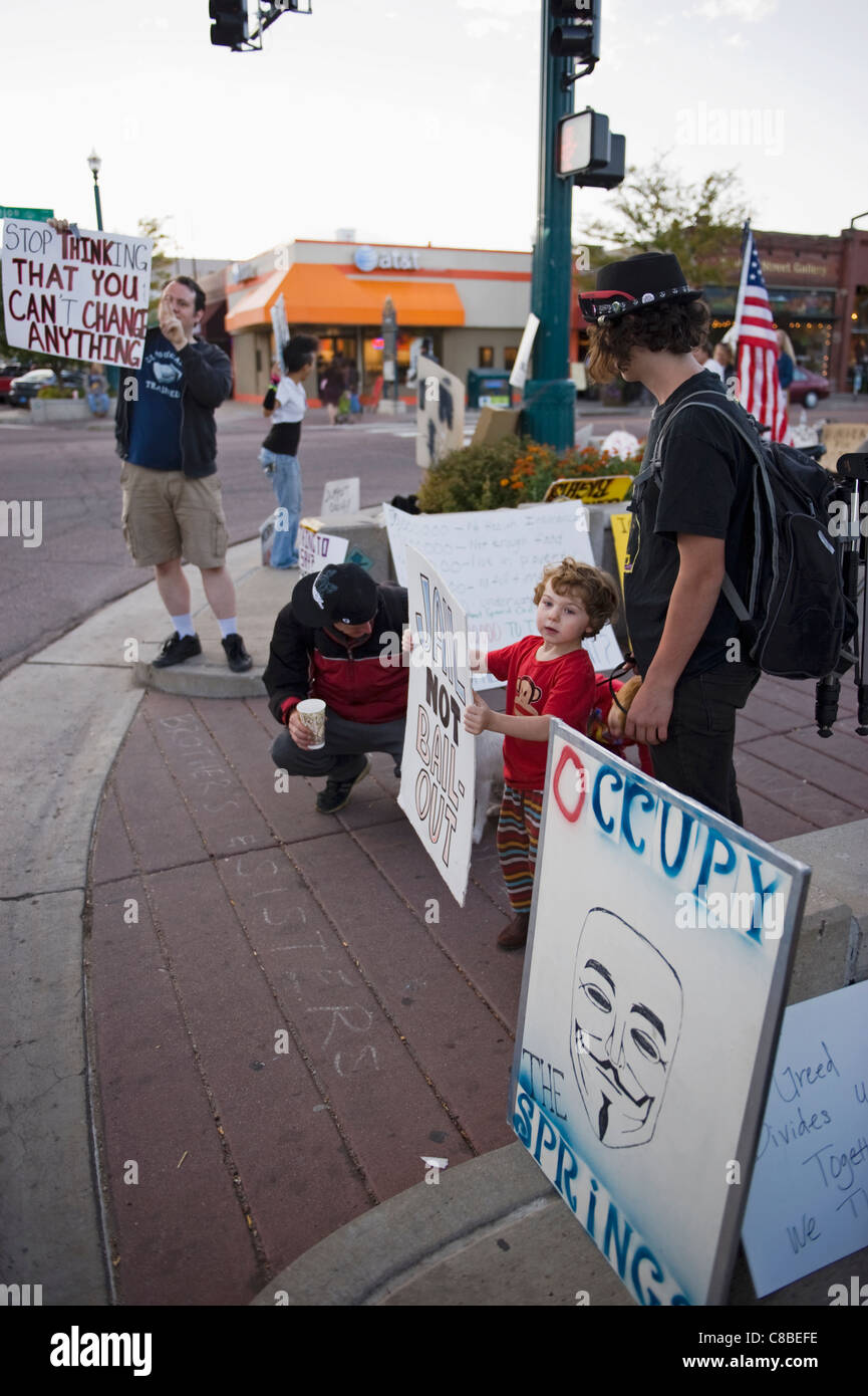 Occupare Wall Street manifestanti su Bijou Street Colorado Springs, Colorado. Stati Uniti d'America Foto Stock