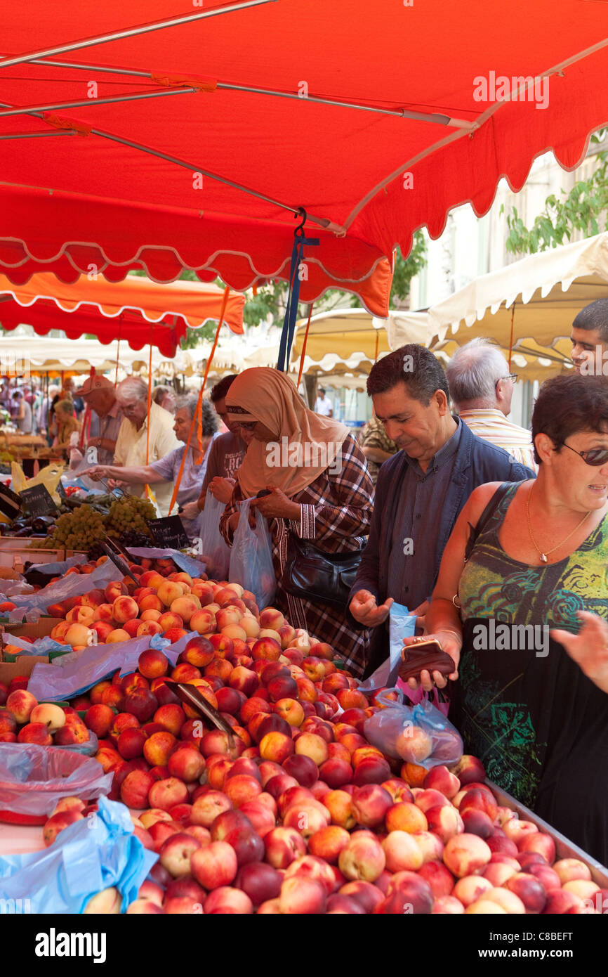 I clienti dello shopping di valore e acquisto di frutta al mercato all'aperto posto Tolone Francia Foto Stock