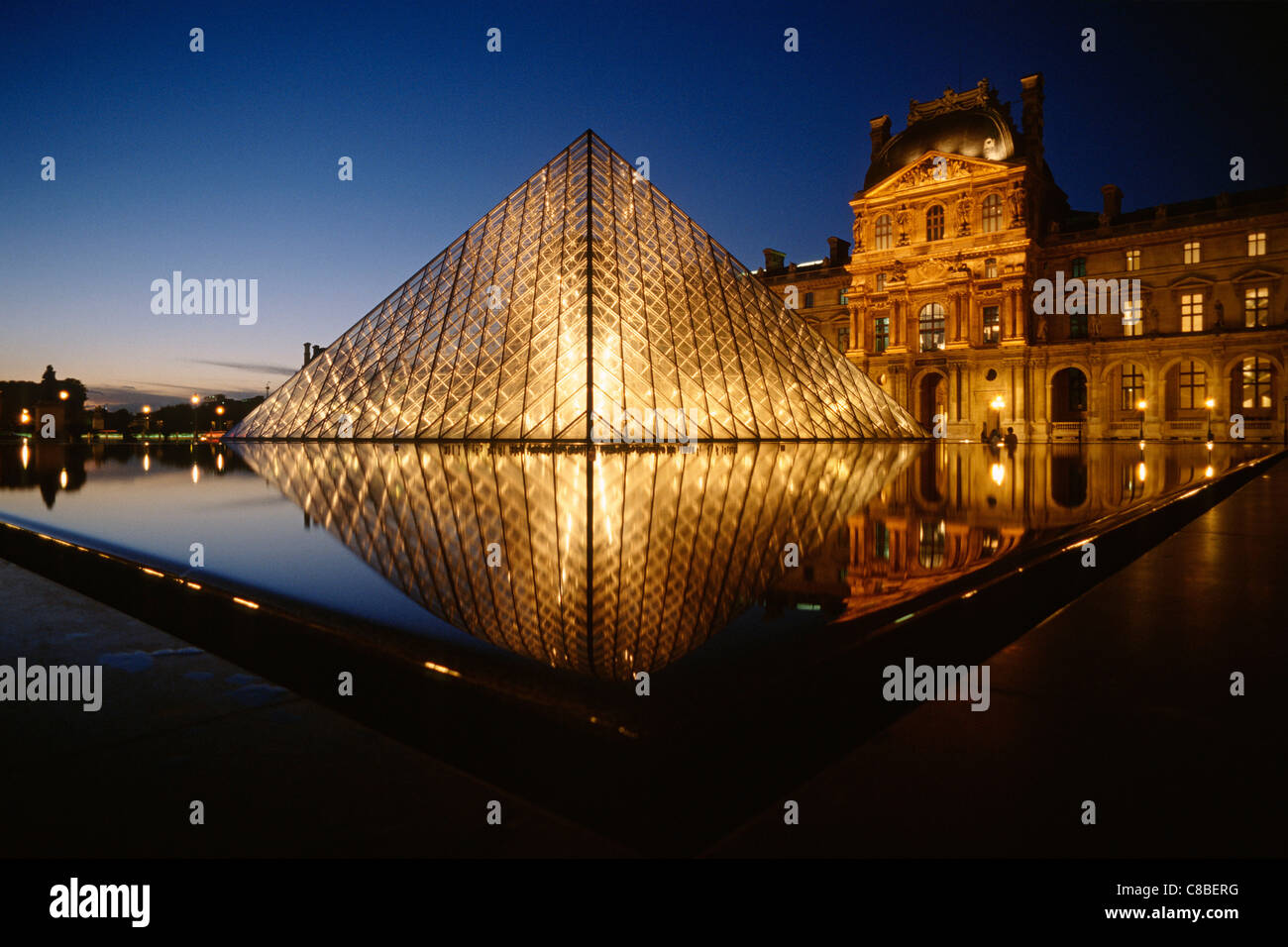 Parigi. La Francia. Il museo del Louvre e i m. Pei la piramide in vetro