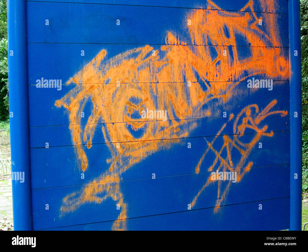 Orange graffiti su un pannello di blu, Alblasserdam, Paesi Bassi Foto Stock