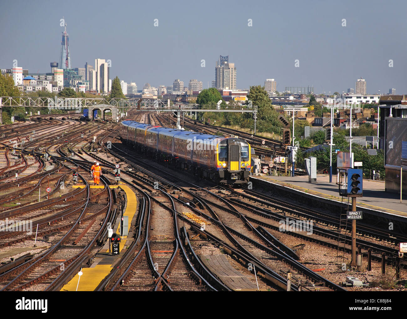 I binari ferroviari a Clapham Junction stazione ferroviaria, Battersea, London Borough of Wandsworth, London, England, Regno Unito Foto Stock