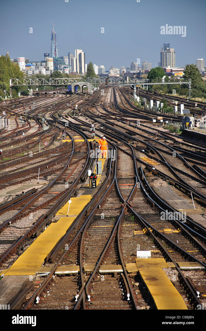 I binari ferroviari a Clapham Junction stazione ferroviaria, Battersea, London Borough of Wandsworth, London, England, Regno Unito Foto Stock