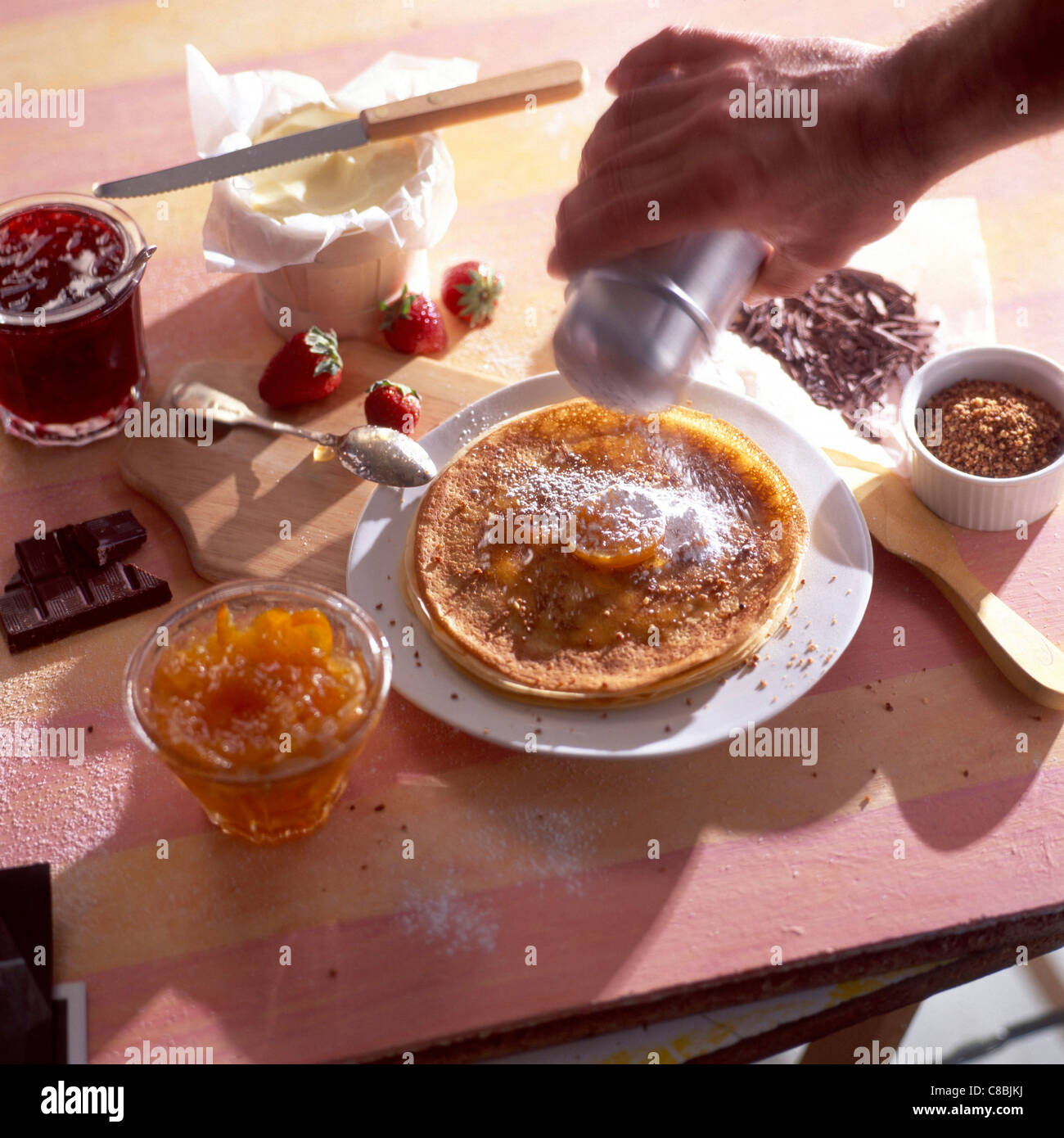 Spolverata di zucchero crepes su Foto Stock