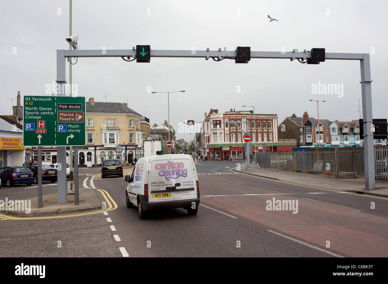 Corsie stradali sulla A12 che può essere invertita durante la mattina e sera rush-ore, Lowestoft da Sovraccarico luci gantry Foto Stock