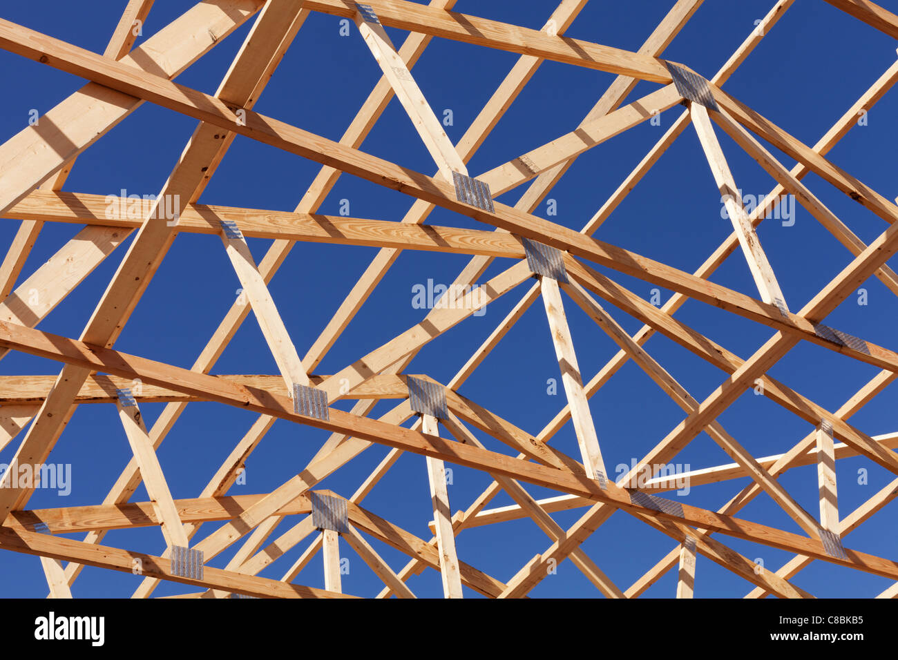 Osservando alcune inquadrature in legno di un edificio in costruzione. Foto Stock
