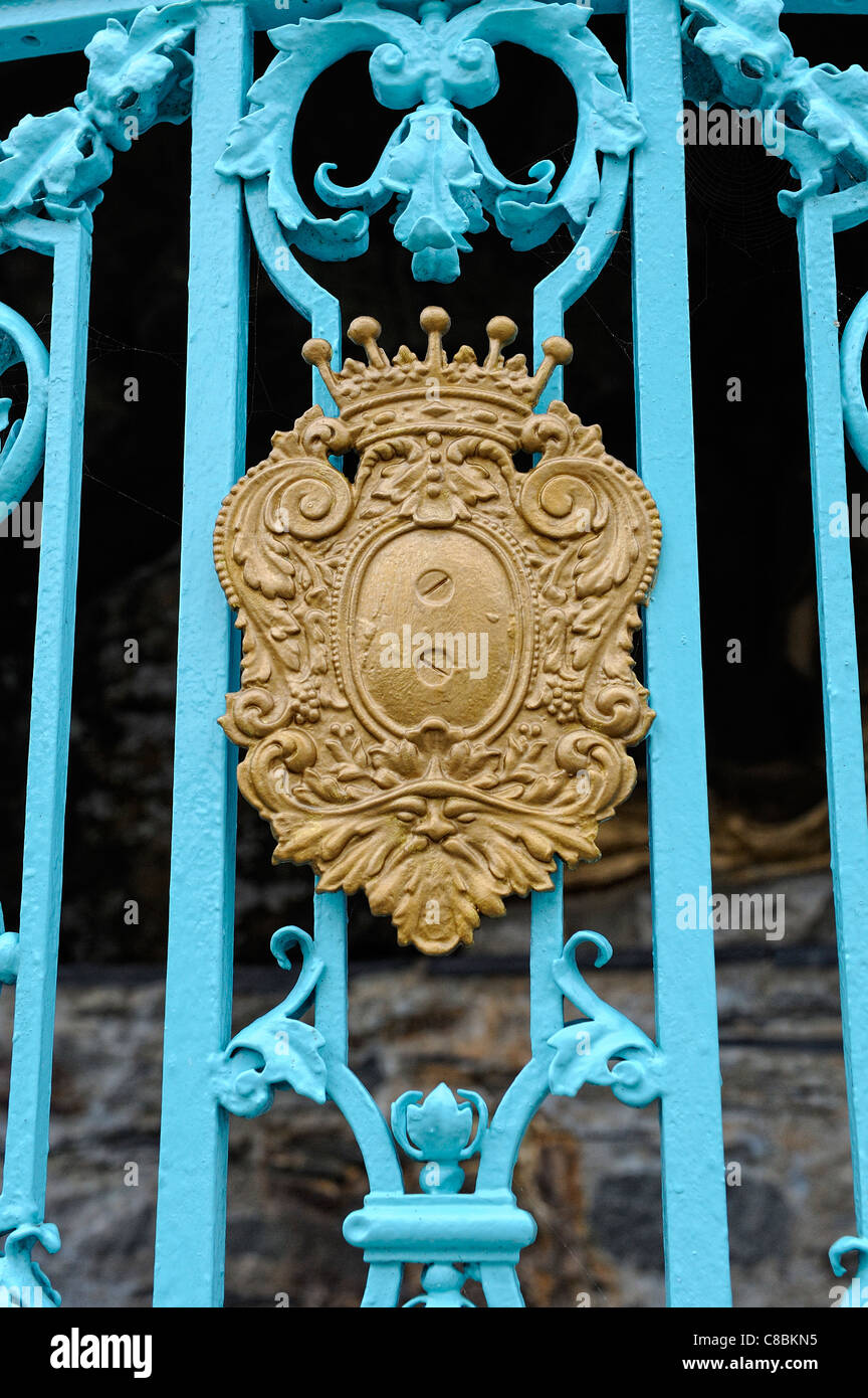 Blue gate e golden crest portmeirion wales uk Foto Stock