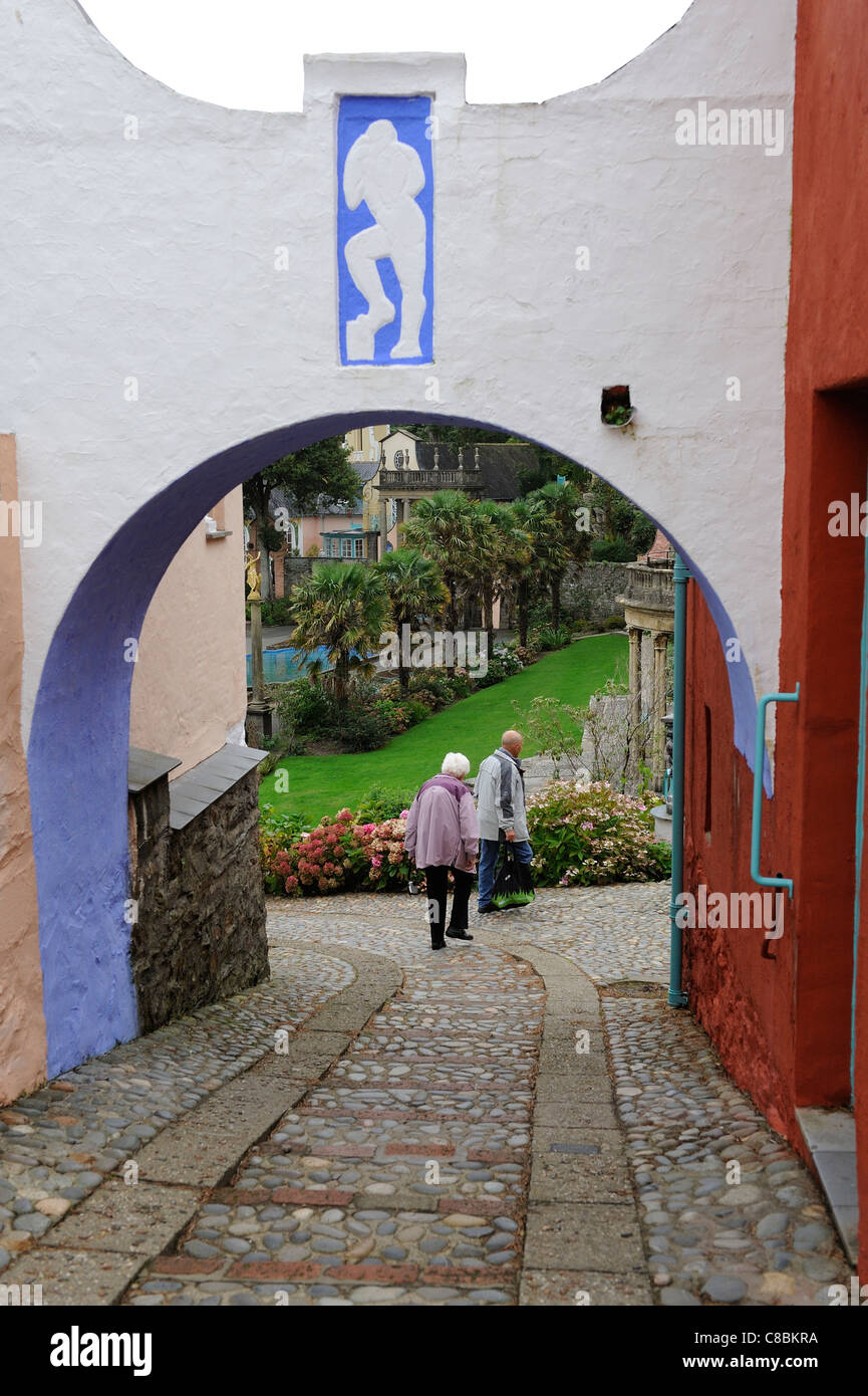 Coppia di anziani a piedi attraverso portmeirion Italianamente village north Wales UK Foto Stock