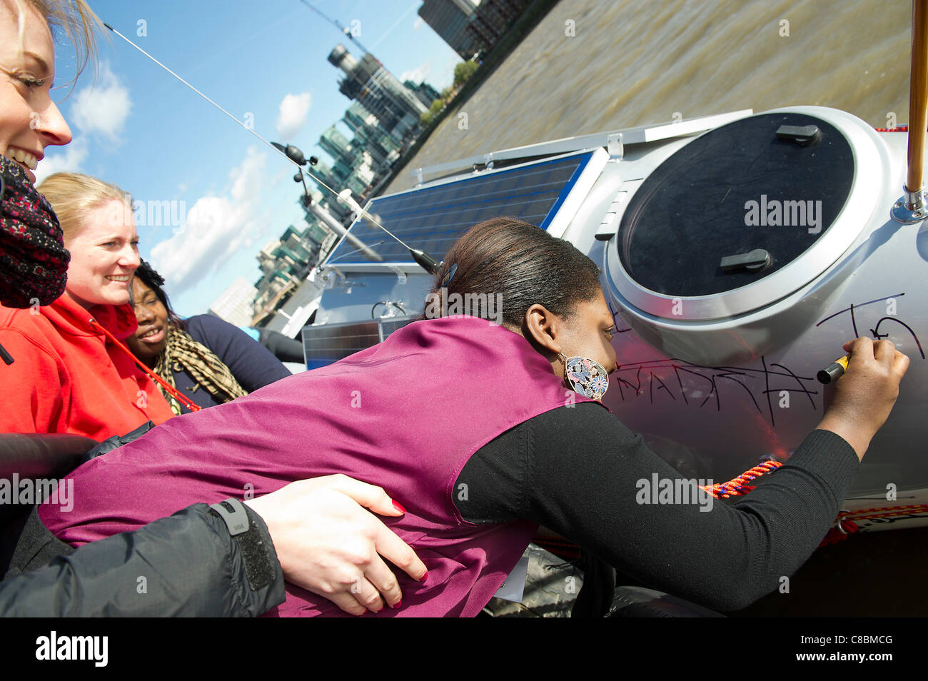 Le vittime della tratta di esseri umani anche firmare la barca. Anti-Slavery giorno, la riga per la libertà barca è denominato Foto Stock