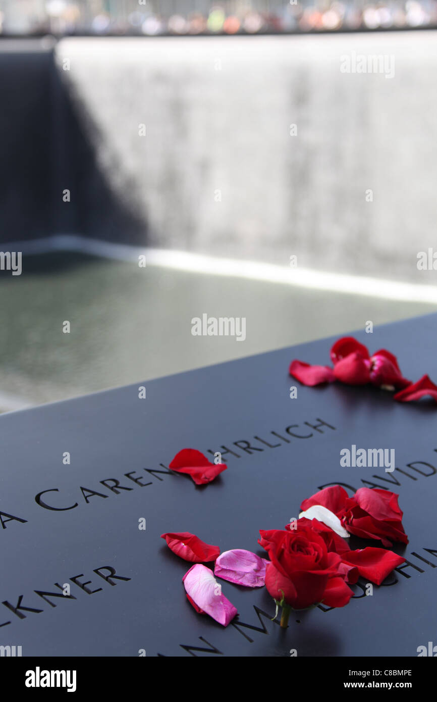 Un omaggio floreale alla recente apertura di National September 11th MEMORIAL Foto Stock