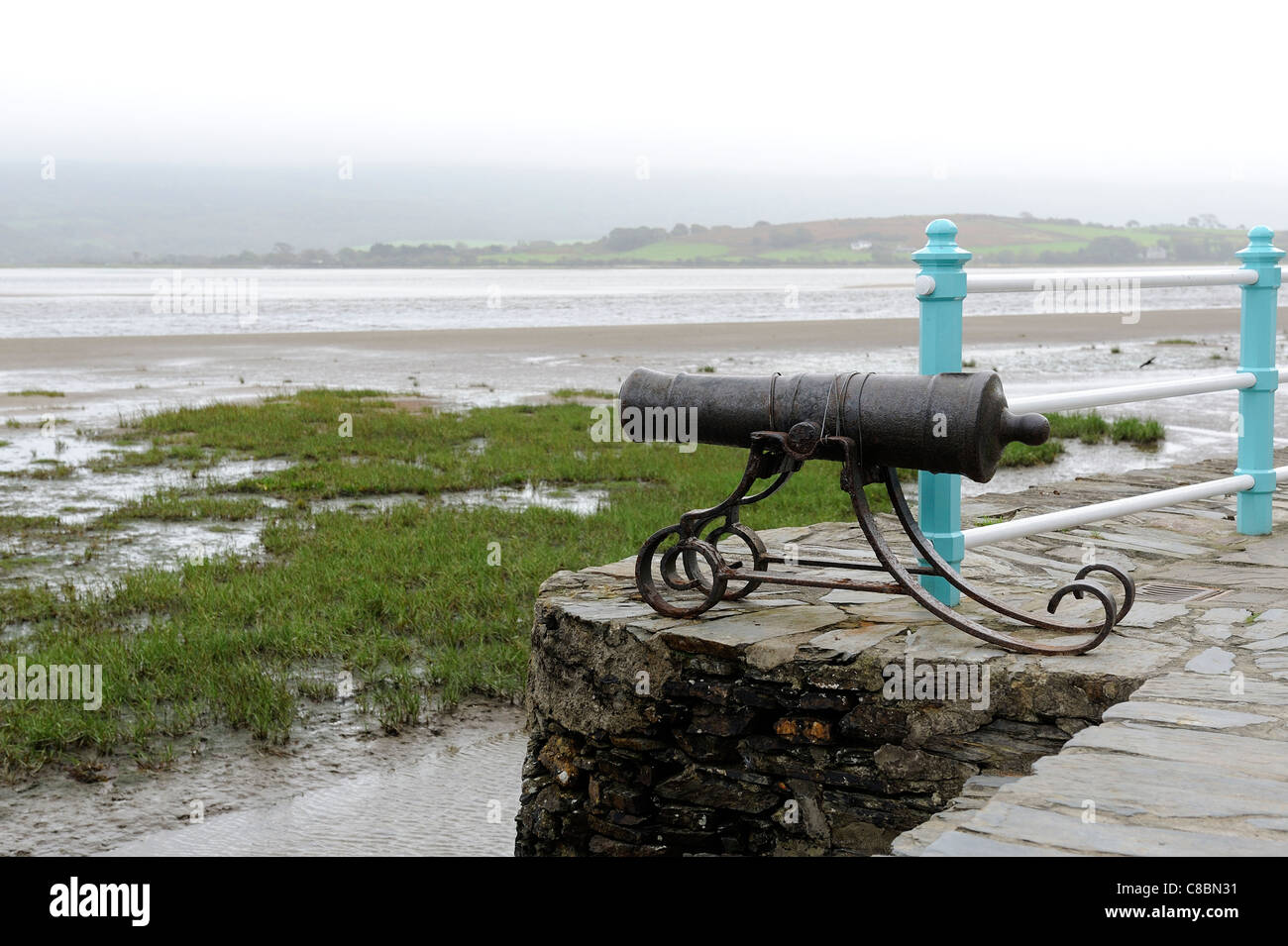 Replica canon portmeirion estuario north Wales UK Foto Stock