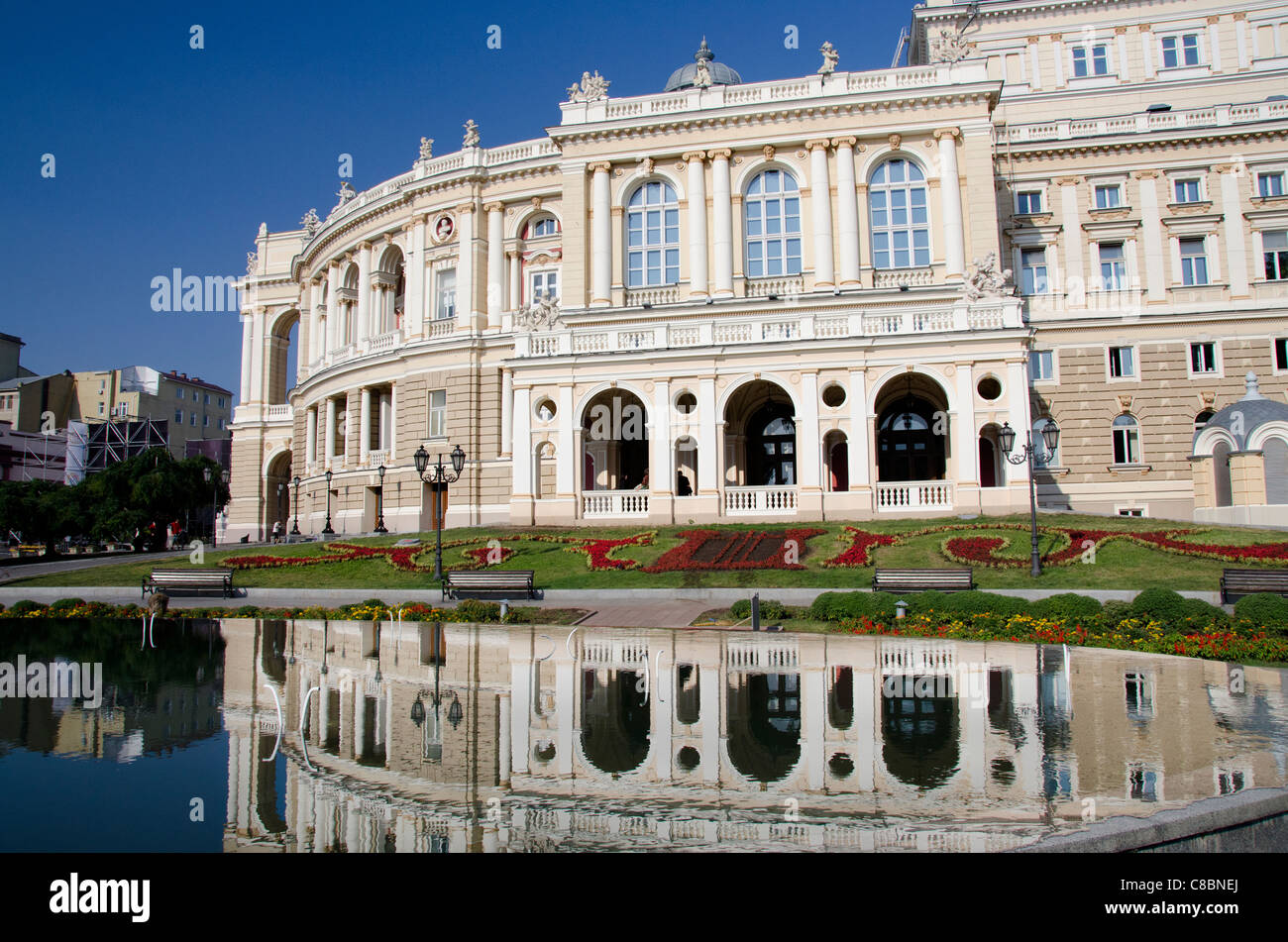Ucraina Odessa. Historic Odessa Opera House & Theatre, neo-barocco stile italiano, circa 1887. Fontana di riflessione. Foto Stock