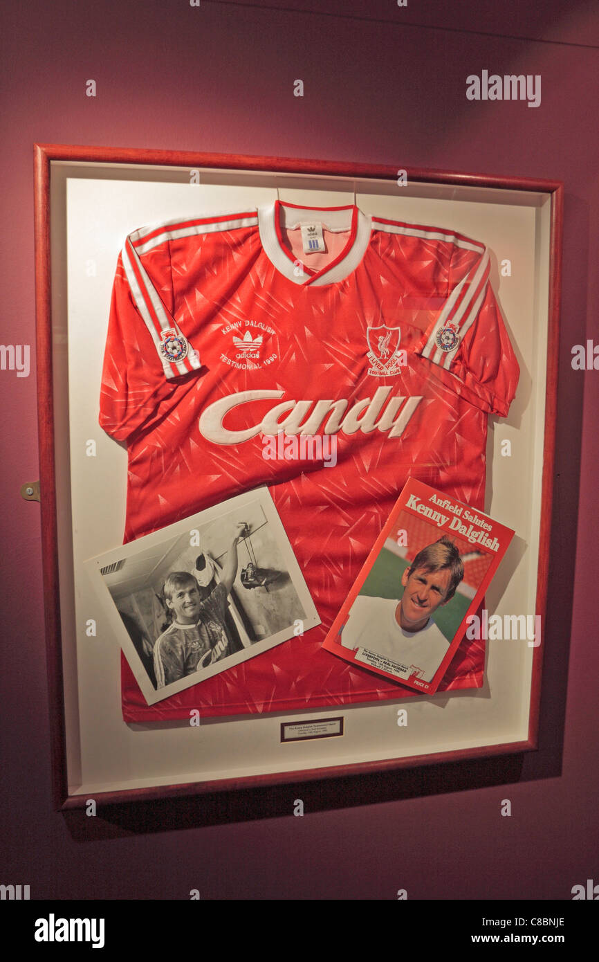Liverpool jersey appartenenti a Kenny Dalglish sul display ad Anfield, casa di Liverpool Football Club. Foto Stock